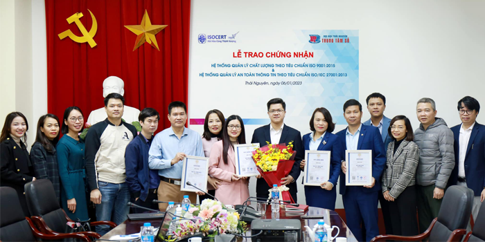 trao Giấy chứng nhận ISO 9001:2015 và ISO/IEC 27001:2013 cho Trung tâm số Đại học Thái Nguyên