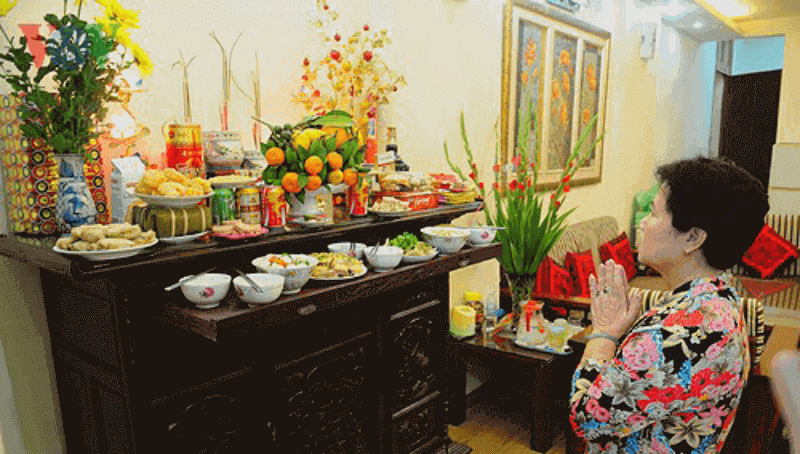 Cúng giao thừa trong nhà