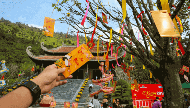 Hái lộc đầu năm sau khi cúng giao thừa